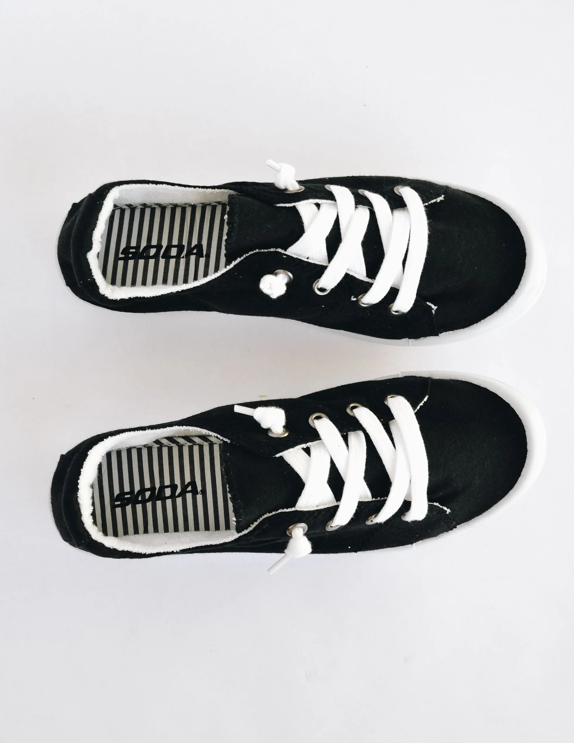 ONE STEP AHEAD SNEAKER - Black/ White